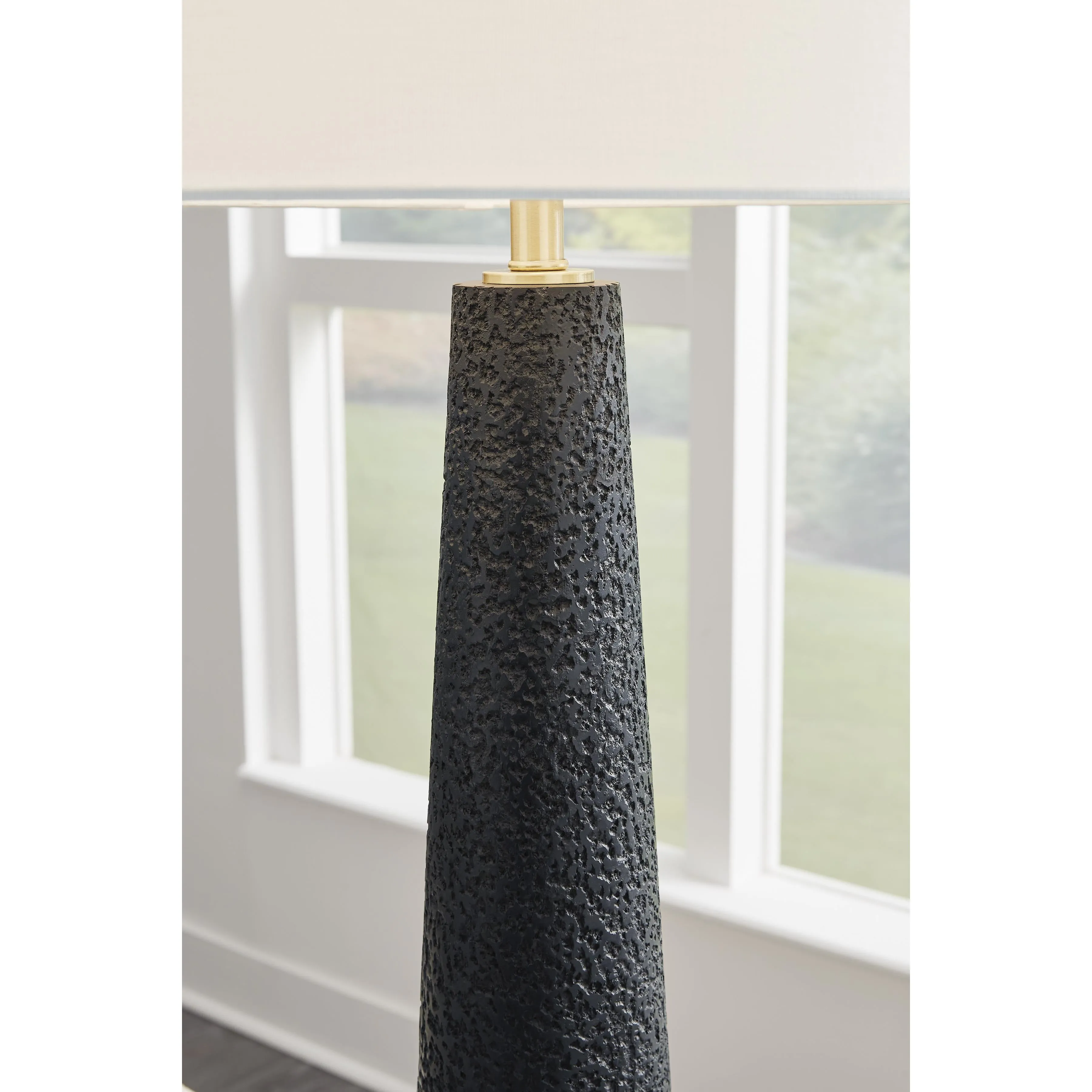 Signature Design by Ashley Hallburg Floorstanding Lamp L235761